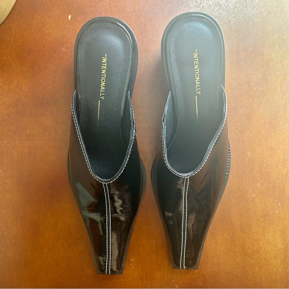 Intentionally Blank black patent pointed-toe mule with contrast stitching. - Picture 5 of 5